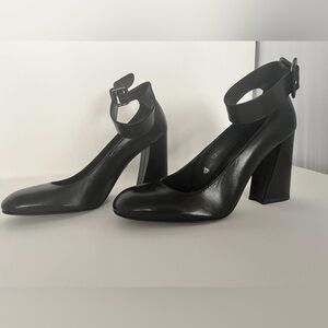 Stuart Weitzman "Clarissa"